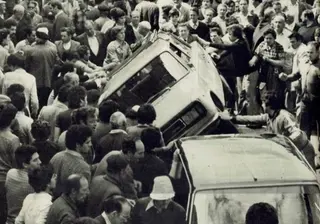 Ataque al coche del papa Clemente. Foto Intervíú
