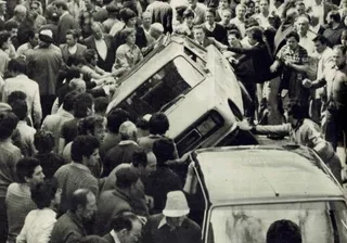 Ataque al coche del papa Clemente. Foto Intervíú