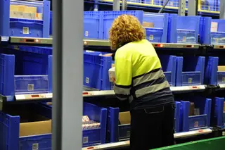 Imagen de archivo de una trabajadora en una empresa