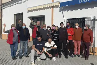 Clientes del Bar Cielito lindo de Mancera junto a los propietarios tras conocer que han repartido 3 millones de euros
