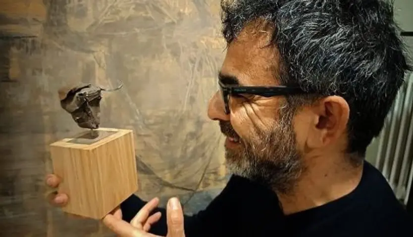 Ángel Martín Carreño, escultor y carpintero de Boadilla junto con una de sus esculturas