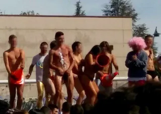 Polémica por una 'subasta nudista' de novatos en la Universidad de León