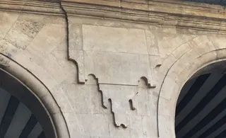 Así luce el hueco del medallón de Franco tras su retirada de la Plaza Mayor