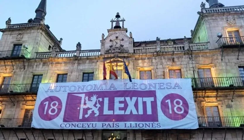 Pancarta de la autonomía leonesa en León