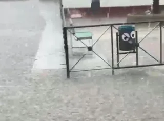 Una fuerte tromba de agua anega la carretera que conecta Sieteiglesias con Alba de Tormes | Imagen y vídeo: Álvaro Morín