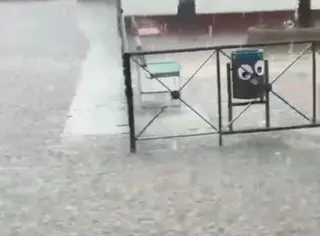 Una fuerte tromba de agua anega la carretera que conecta Sieteiglesias con Alba de Tormes | Imagen y vídeo: Álvaro Morín