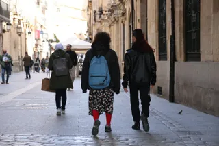 Gente paseando por las calles de Salamanca