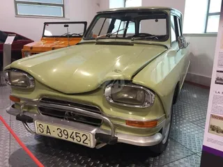 Exposición "Citroën 2CV, la gran familia"