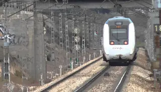 Tren circulando por las vías salmantinas