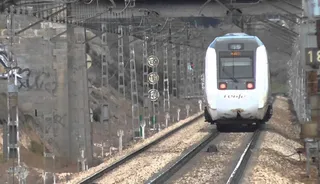 Tren circulando por las vías salmantinas