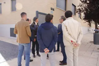 Carlos García Carbayo, y la directora general de Vivienda, María Pardo, entregan las llaves a los inquilinos de las viviendas protegidas de alquiler de Ciudad Jardín