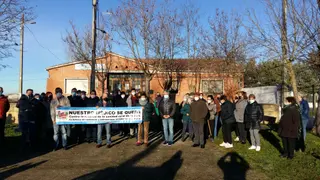 Vecinos manifestados delante del consultorio médico de Boada