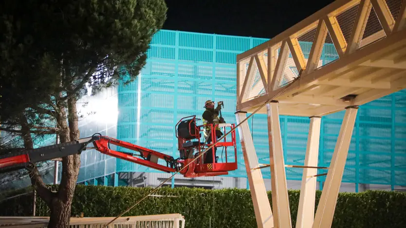Instalación de la pasarela peatonal en Carbajosa