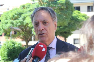 El alcalde de Salamanca, Carlos García Carbayo, visita las obras de construcción de 55 viviendas protegidas de alquiler en el barrio de Pizarrales | Belén Hurtado