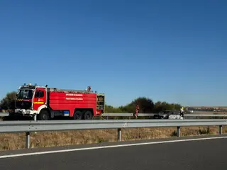 Un coche echa a arder en la autovía y moviliza a bomberos y Guardia Civil