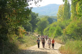 Excursión al bosque de la Honfría y pico Cervero de un grupo de escolares en una foto de archivo