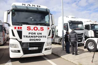 Marcha lenta de transportistas por Salamanca fotografía de archivo