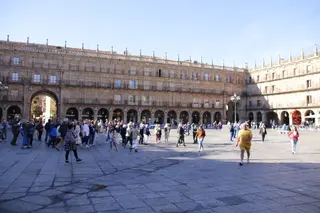 Gente paseando por la Plaza Mayor
