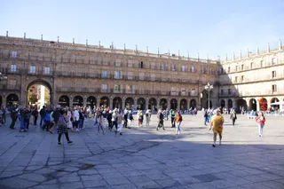 Gente paseando por la Plaza Mayor