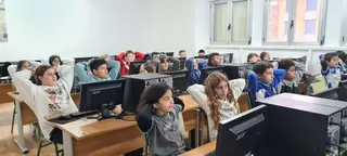 Alumnos en un Colegio. Foto de archivo