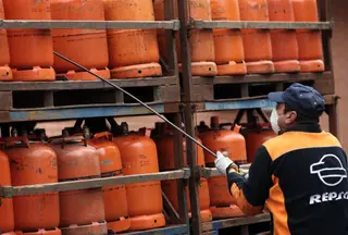 Un butanero coge una bombona de butano en plena crisis del coronavirus donde muy pocos trabajos siguen en activo ya el Gobierno recomendó el teletrabajo para todos aquellos que les fuera posible, en