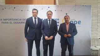 El eurodiputado del PPE, Raúl de la Hoz, el presidente del PP Salamanca, Carlos García Carbayo, y el consejero de Movilidad y Transformación Digital de la JCyL, José Luis Sanz