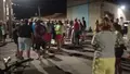 Los vecinos delante de la casa ocupada en Garcihernández