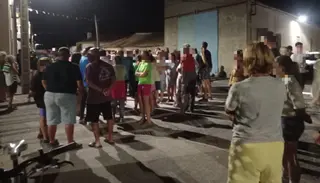 Los vecinos delante de la casa ocupada en Garcihernández