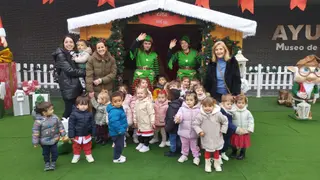 Los niños de la Escuela Municipal Infantil de Santa Marta disfrutan de una jornada navideña con Papá Noel