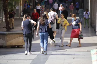 Gente paseando por la plaza del Liceo en Verano