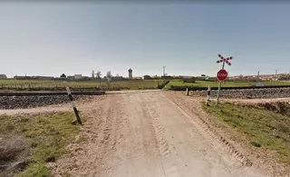 Un tren arrolla a un vehículo en un paso a nivel de La Fuente de San Esteban