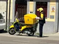 Motocicleta y personal de Correos en Ciudad Rodrigo