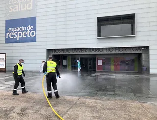 Trabajos de desinfección en el Hospital Río Hortega de Valladolid, en la primera ola de COVID. | FOTO: ICAL
