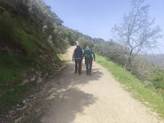 Un agente de la Guardia Civil acompaña al varón en el entorno del Pozo de los Humos