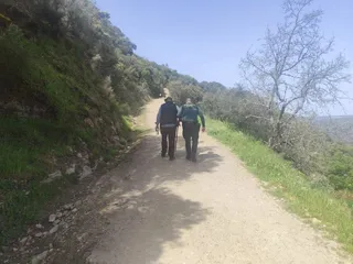 Un agente de la Guardia Civil acompaña al varón en el entorno del Pozo de los Humos