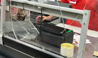 Pantalla que separa la caja registradora rota tras la agresión del varón