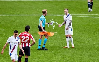 Un dron se precipita al césped de San Mamés en pleno partido con un mensaje de protesta