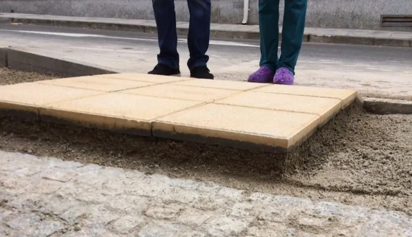 Desnivel entre la nueva acera y la rampa en Valdepega