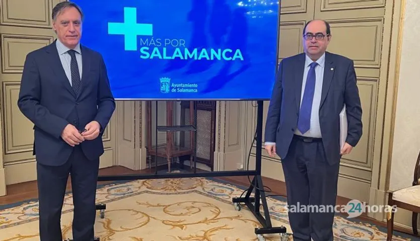 El alcalde de Salamanca, Carlos García Carbayo junto con el concejal Fernando Rodríguez informan sobre próximas inversiones municipales