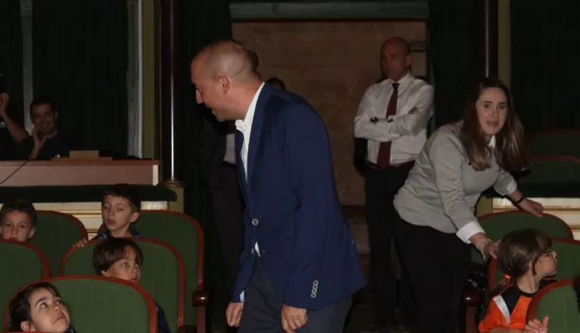 El concejal de educación Luis Sánchez visita la actividad "Los escolares van al teatro"