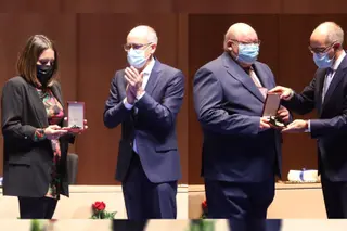 Montaje de Pilar Mateos y Baldomero González recogiendo los premios