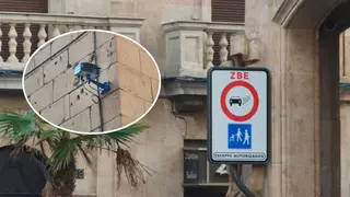 Lector de matrícula en la calle Isabeles y cartel de ZBE en Salamanca