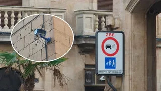 Lector de matrícula en la calle Isabeles y cartel de ZBE en Salamanca