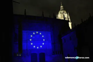 Bandera de la Unión Europea proyectada sobre la fachada de la USAL con motivo del Día de Europa | Archivo