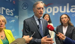 El presidente del PP de Salamanca, Carlos García Carbayo atendiendo a los medios de comunicación