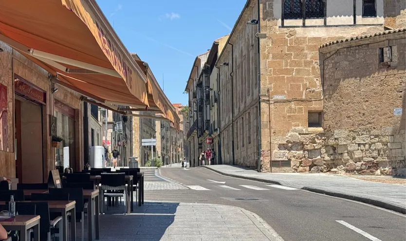 Terraza contra la que impactó el conductor que perdió el control de su vehículo en la calle San Pablo