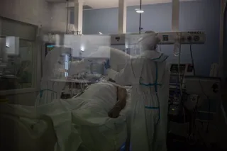 Sanitarios atienden a un paciente con COVID | EP