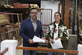 El teniente de alcalde, Ramón Sastre, y la delegada Paola Martín Muñoz presentan el concurso de Carteles del Carnaval del Toro