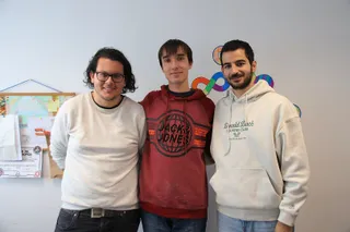 José Manuel Bermejo, trabajador social acompañado por Diego y Miguel.