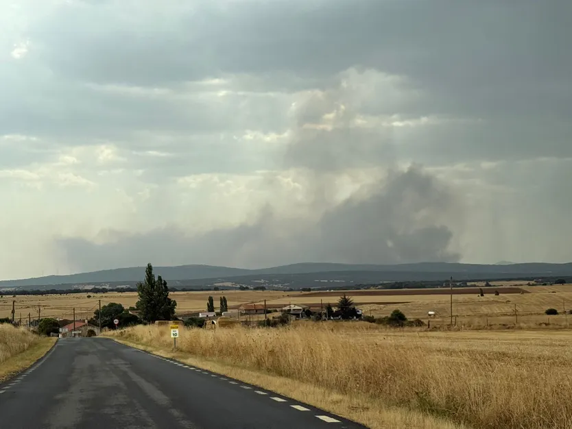 Incendio de Martín de Yeltes visto a kilómetros de distancia de la zona.jpg